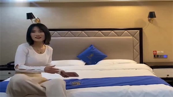 纹身花臂哥酒店约炮兼职美女,缺钱少妇被迫卖身赚钱被操到高潮迭起